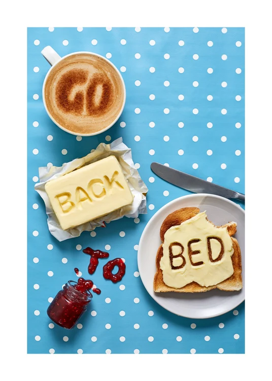 En mugg kaffe stavar 'GO' i skum, 'BACK' är intrikat inristat i smör, 'TO' är gjort av fruktig sylt, och 'bed' är rostat på osttoast. Allt arrangerat på en härlig blå bordsduk prydd med vita prickar.