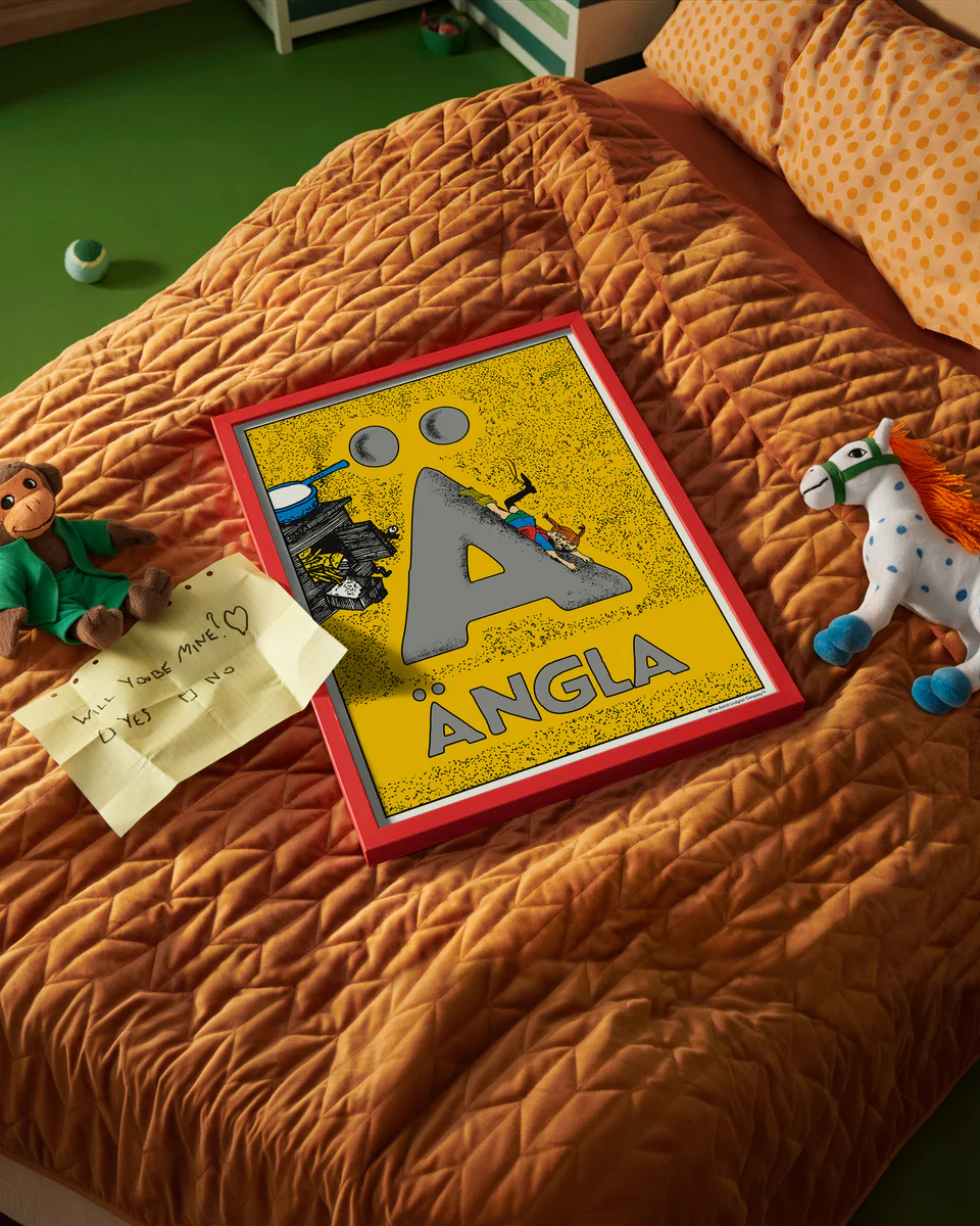 Pippi Longstocking name poster with the letter Ä and the name Ängla, placed on a neatly made bed in a bright kids’ room.