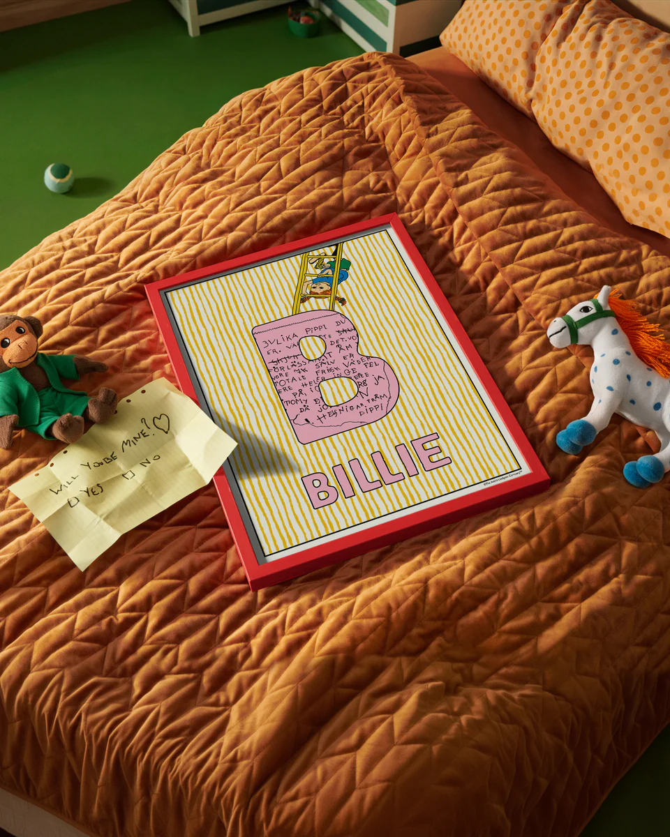 Pippi Longstocking name poster with the letter B and the name Billie, placed on a neatly made bed in a bright kids’ room.