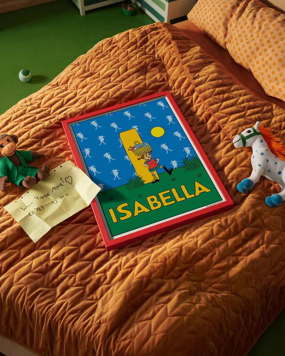 Pippi Longstocking name poster with the letter I and the name Isabella, placed on a neatly made bed in a bright kids’ room.