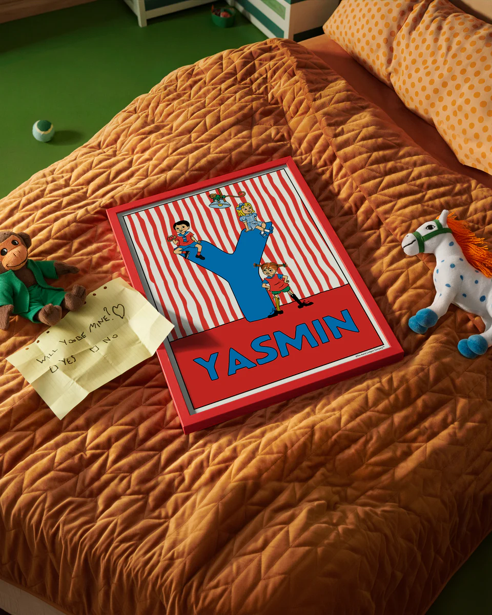 Pippi Longstocking name poster with the letter Y and the name Yasmin, placed on a neatly made bed in a bright kids’ room.