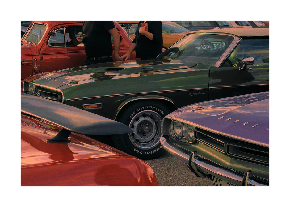 Old americana cars in different colors.