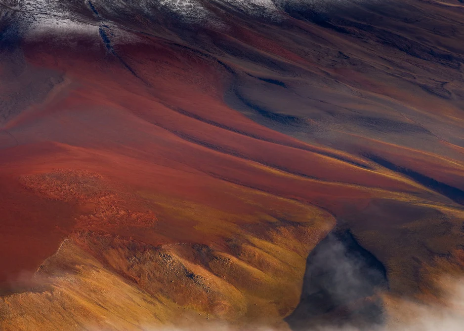 Bergslandskap fullt av mineraler som ser ut som en krater på Mars.