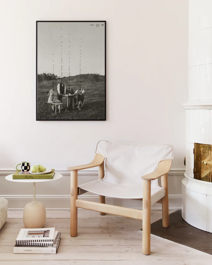 Words of wisdom written above a family portrayed without heads.